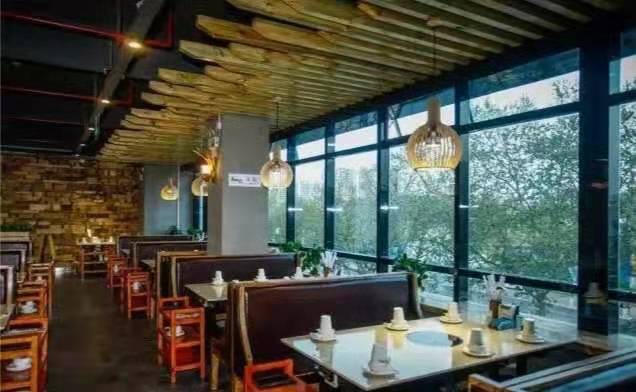 关晓彤|baby火锅店设计太潮 , 开在黄晓明店对面，网友：夫妻俩抢生意