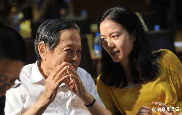 杨振宁|相差54岁的“爷孙恋”，99岁杨振宁精神抖擞，45岁妻子却尽显老态