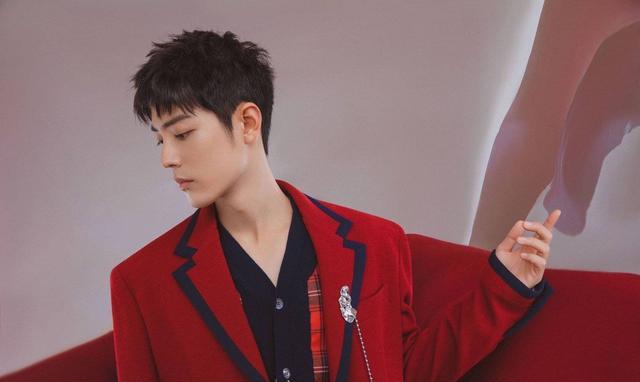 够狼狈 肖战17秒别样新春祝福已送达，由品牌方发布，全新造型显青春活力