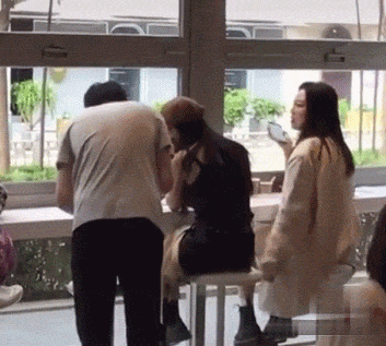 杨幂|社死现场！年轻男子没认出杨幂，大胆上前送饮料搭讪，全程被拍