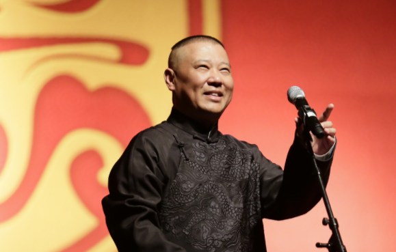 李小璐|郭德纲如愿穿上新蟒袍，网友猜测价格上千万，有人质疑他太张狂