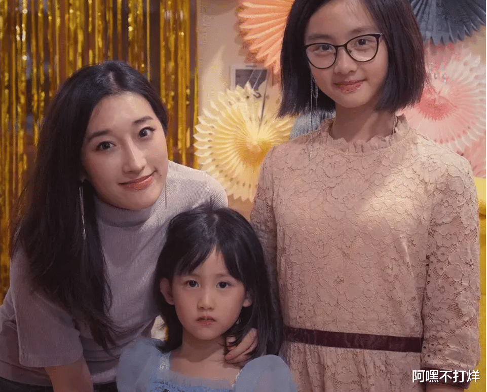 黄忆慈|有种“发育过猛”叫黄多多,和妹妹同框拍照时,少女身材太明显