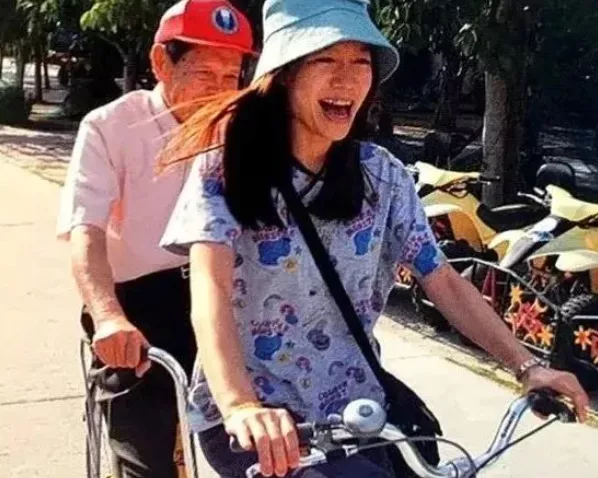 杨振宁|杨振宁即将100岁,遗嘱曝光:相守17年,45岁的翁帆图什么?