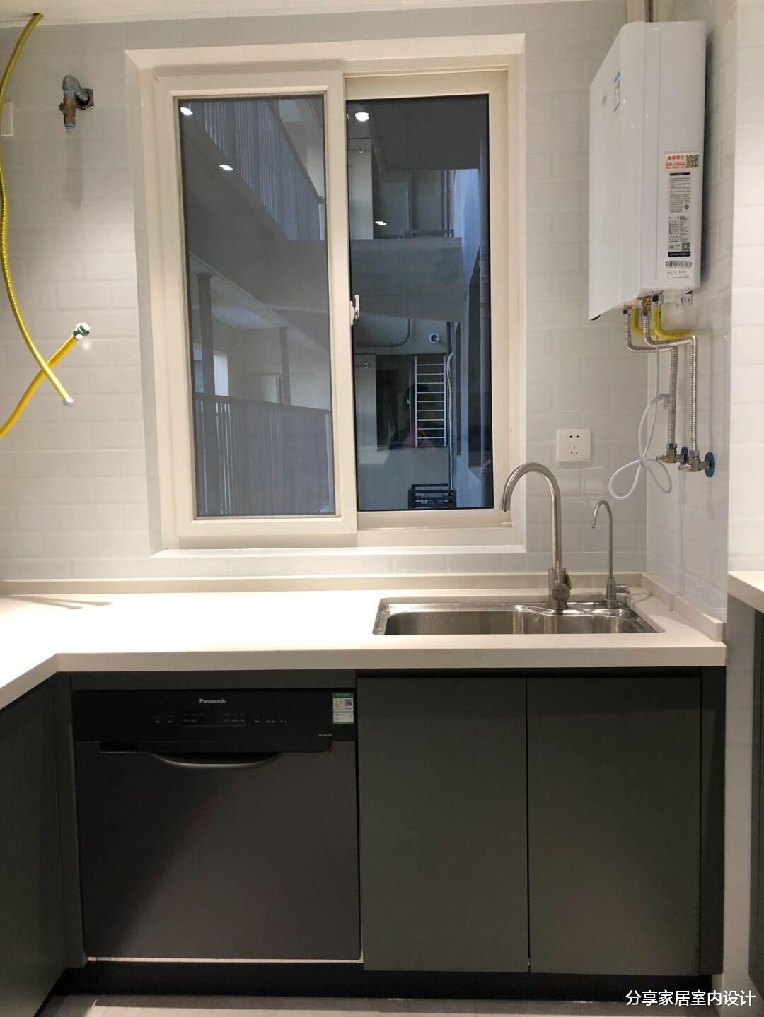 看她家新房，全屋定制的柜子美观又实用，做开放式厨房非常合适！