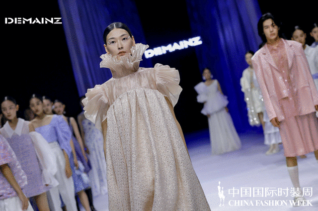 魔都时尚生活|陈志华·DEMAINZ地缦《幻醒》2022春夏时装周圆满发布|尚赋