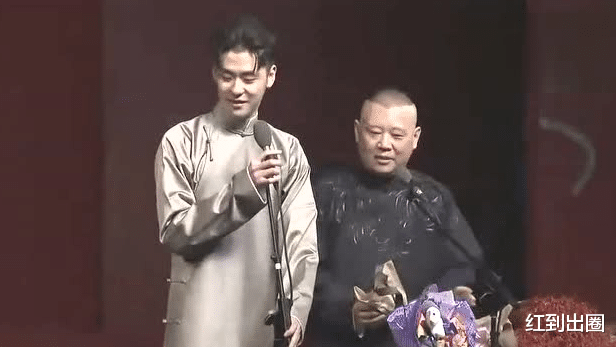 郭德纲|郭德纲携妻子王慧参加饭局，妇唱夫随恩爱十足，身边还有爱徒相陪