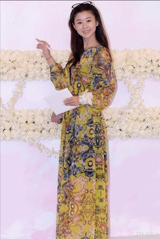 槑小姐侃说|真羡慕李小萌的“娃娃脸”，穿显老气的碎花裙仍有少女感，美出圈