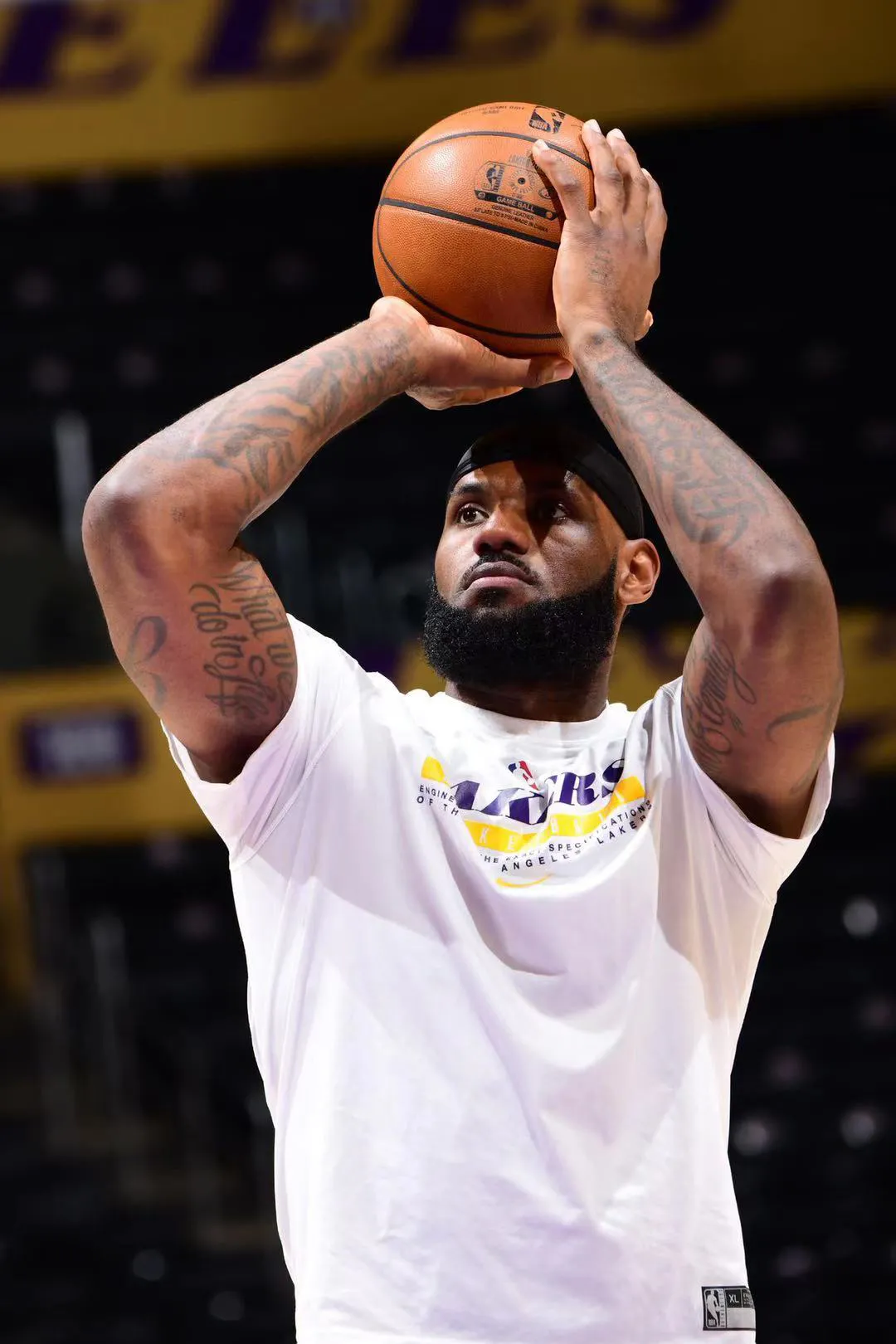 湖人队|詹姆斯三分绝杀不中！湖人要打附加赛了！保罗真要逆袭当MVP啊！