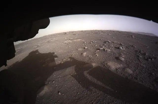 浣熊 祝融号火星车向地球传回高清照，科学家在照片中发现人影的痕迹