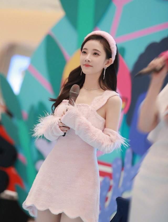 冯提莫|冯提莫超短裙出席活动，签售会人潮汹涌，粉丝激动不已！