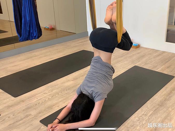 李靓蕾|李靓蕾健身照被翻出，穿灰色短袖扎丸子头，造型清爽身形傲人