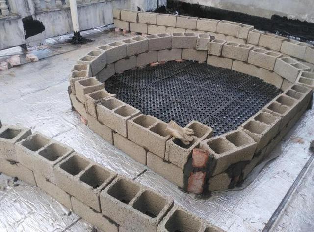 为了露台他买下顶楼,一番大改后过上了田园生活,让人羡慕!