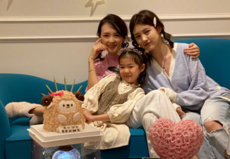 机器|汪峰离婚风波后首现身，眉头紧皱步履匆忙，手上婚戒瞩目再破谣传