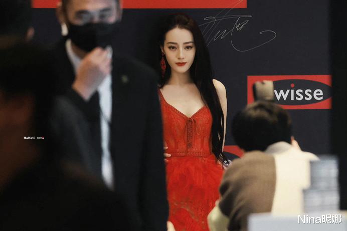 Nina昵娜 迪丽热巴这身材真没浪费，穿红色礼服裙超模身材抢镜，同龄人真没比她敢秀