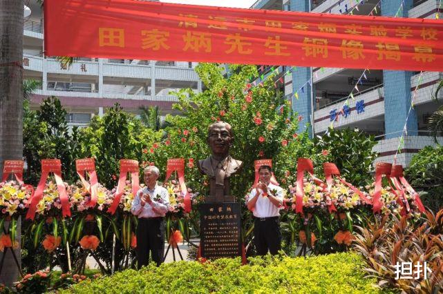 擔撲 一生捐建了幾百座學校，沒有私家車出門坐地鐵，晚年還租房子住