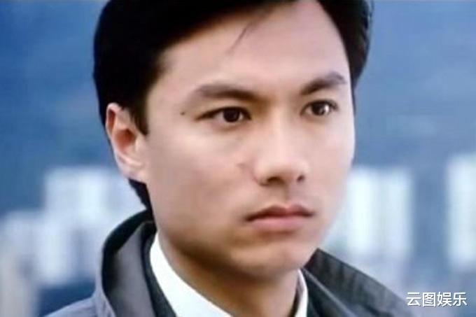 林俊贤|60岁林俊贤跑商演，又唱又跳表演卖力，8名旗袍美女伴舞排场足