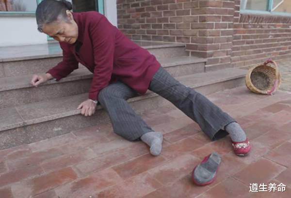 过敏|老年人为啥摔一跤就骨折？50岁后，2种肉请舍得吃，让骨骼更强硬