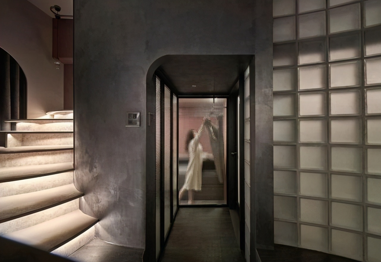 设计师|她在56㎡复式户型中加入旋转楼梯，空间婉转像迷宫，效果太惊艳