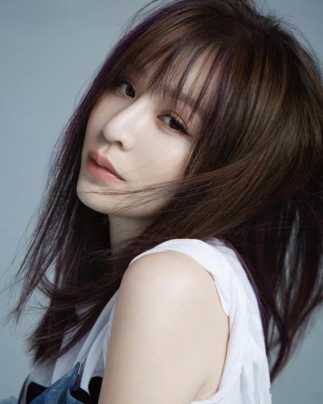 全球时尚号|“甜心教主”王心凌难得露面,穿拼色短衫显甜美,锁骨太“秀”