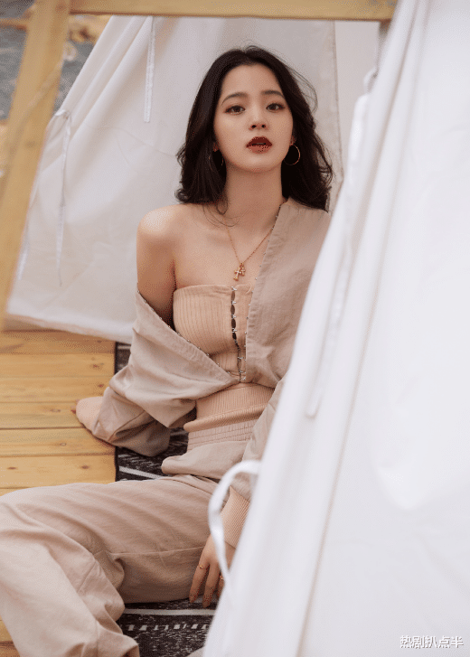 欧阳娜娜|欧阳娜娜真实身材缺陷多，膀大腰圆胳膊似莲藕，逐渐放飞自我