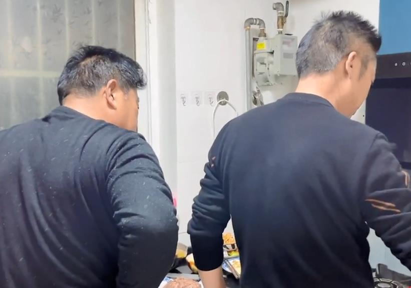 许敏|田静分享一家8口动态，郭威享受4个爸妈的爱，笑得合不拢嘴