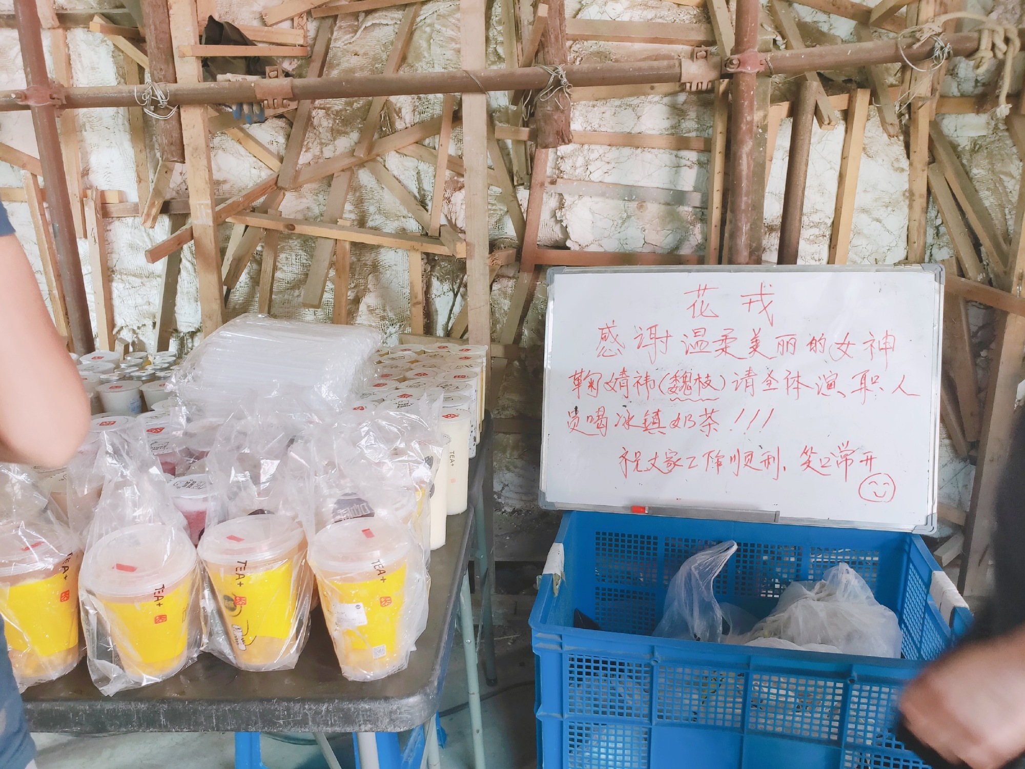 鞠婧祎|鞠婧祎新剧路透曝光，片场抱着玩偶不撒手，饭拍镜头下颜值超能打