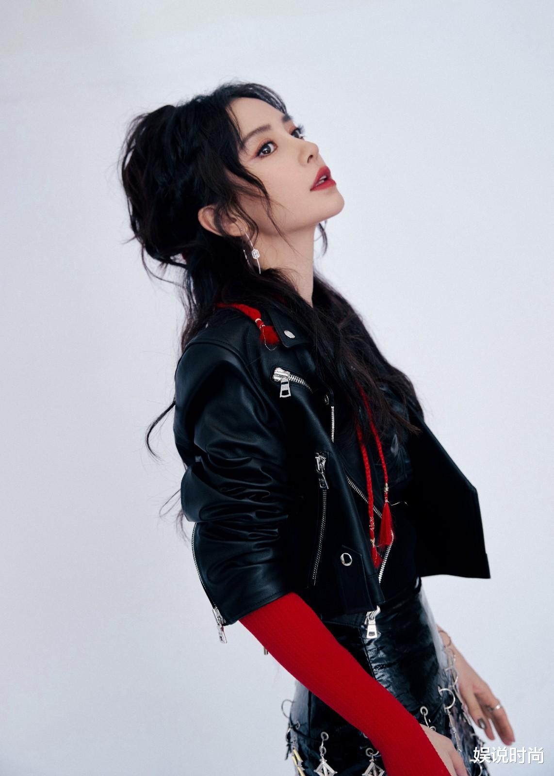 娱说时尚 杨颖不愧为时尚圈中的百变女神,摇滚造型美到霸气,女团造型真甜