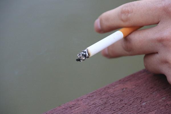 戒烟|给长期吸烟的人提个醒：2个动作若无法成功完成，建议尽早戒烟
