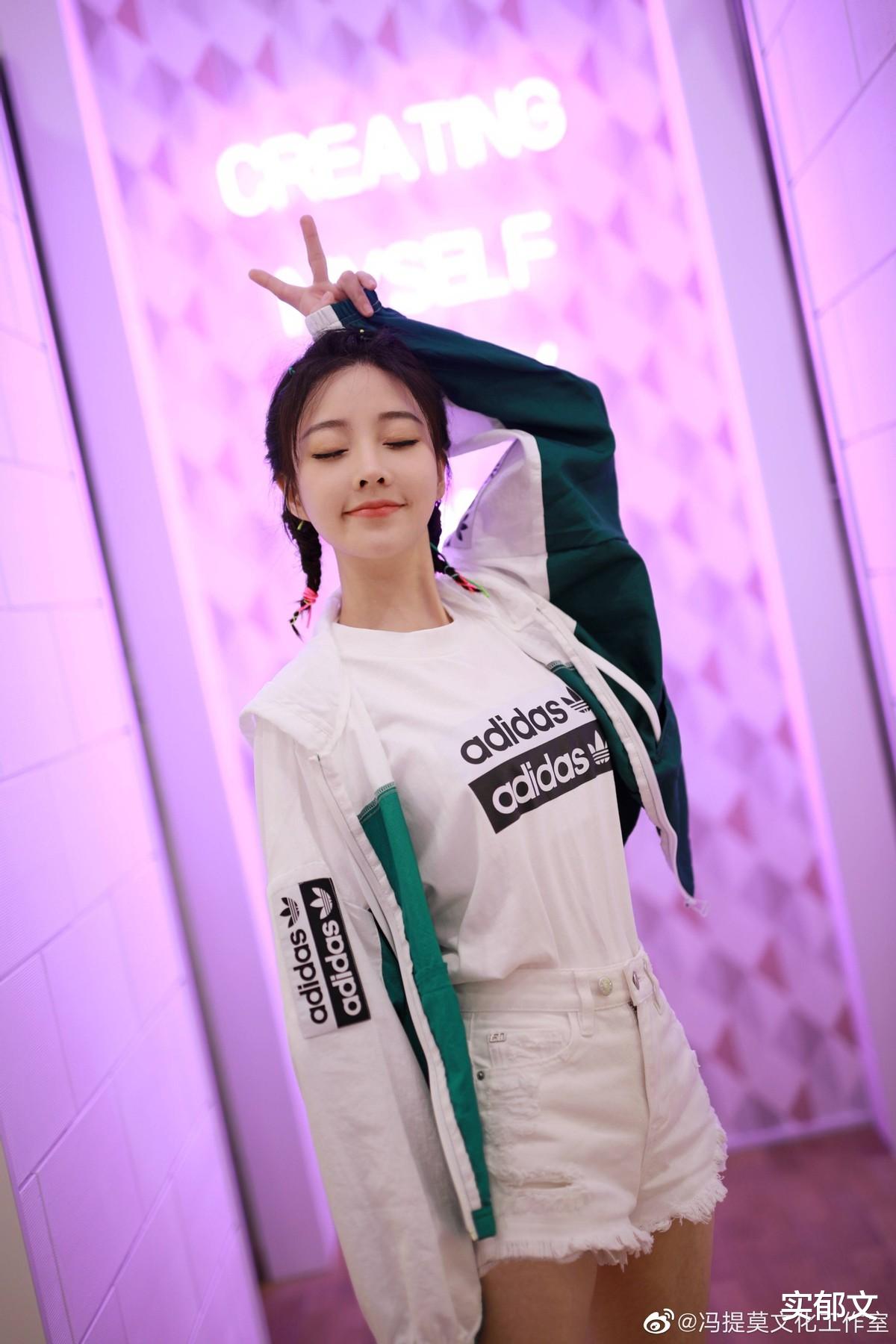 实郁文 甜妹模仿“老巫婆”吓坏众人！冯提莫不愧综艺小能手！