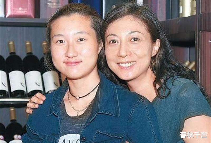 成龙|成龙女儿吴卓林：父亲拒认，母亲虐待，现实版“被嫌弃的一生”