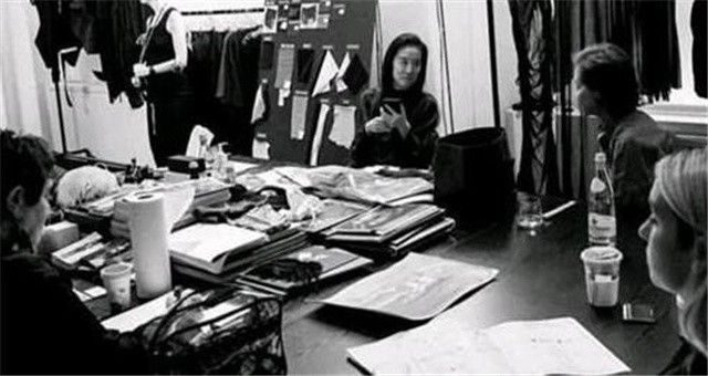 明星|72岁身家亿万的“婚纱女王”：自拍像少女，在好友合照里现了原形