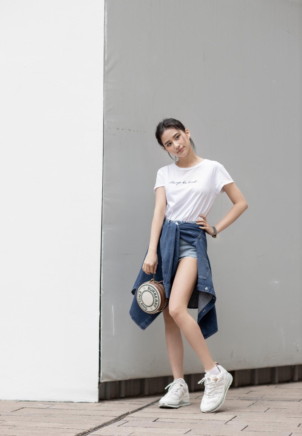 大表姐的时尚圈|何超莲真会穿,衬衫“塞半边”潮流显腿长,黑白色调也能穿得很美