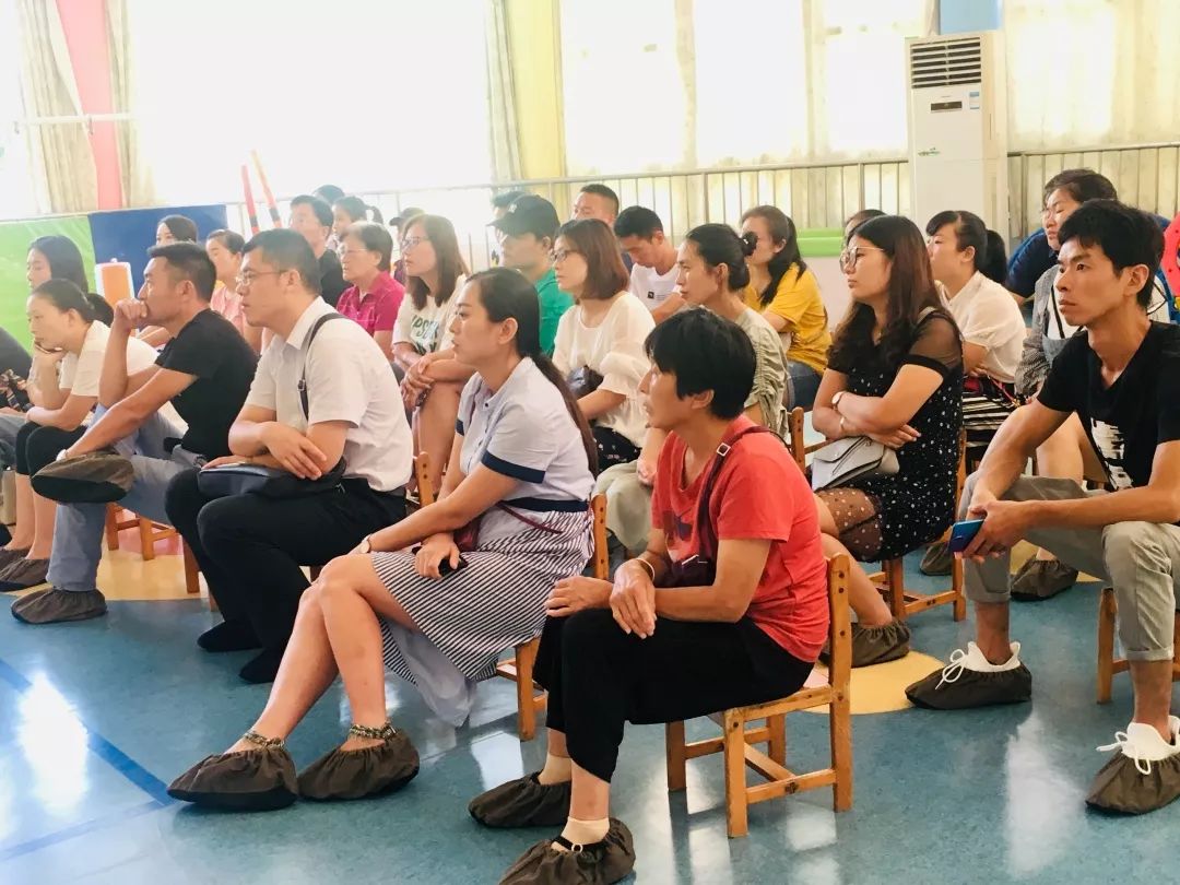 哑铃妈妈|宝妈穿着新买的“洋衣服”去开家长会，班主任看到：换一件再来