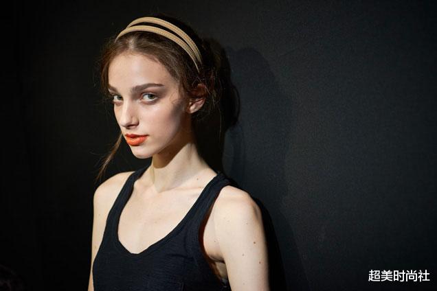 超美时尚社 95后巴西超模素颜引热议，被赞像古埃及美杜莎，妆前妆后反差大