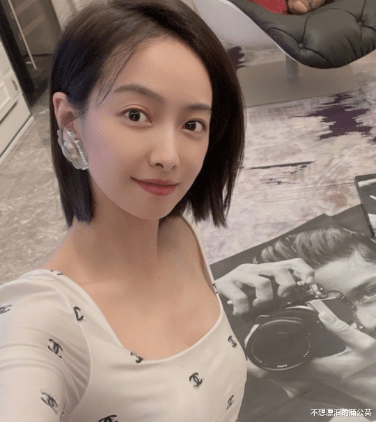 曹格|宋茜参加活动，主持人穿得厚实她却露肩膀，没P图的手瘦得只剩一层皮