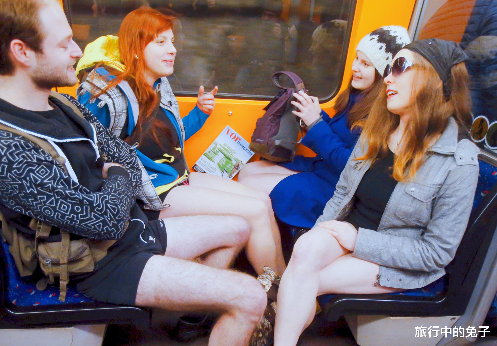 旅行中的兔子 外国人“不穿外裤”乘坐地铁，让游客傻眼：这么开放吗？