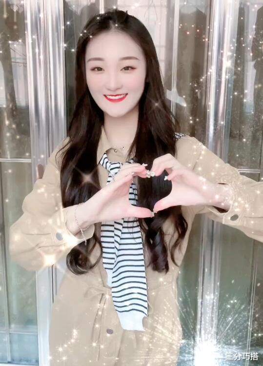 三分巧搭 “大衣哥”媳妇衣品不错，开衫配牛仔裤真接地气，看着干净又清爽