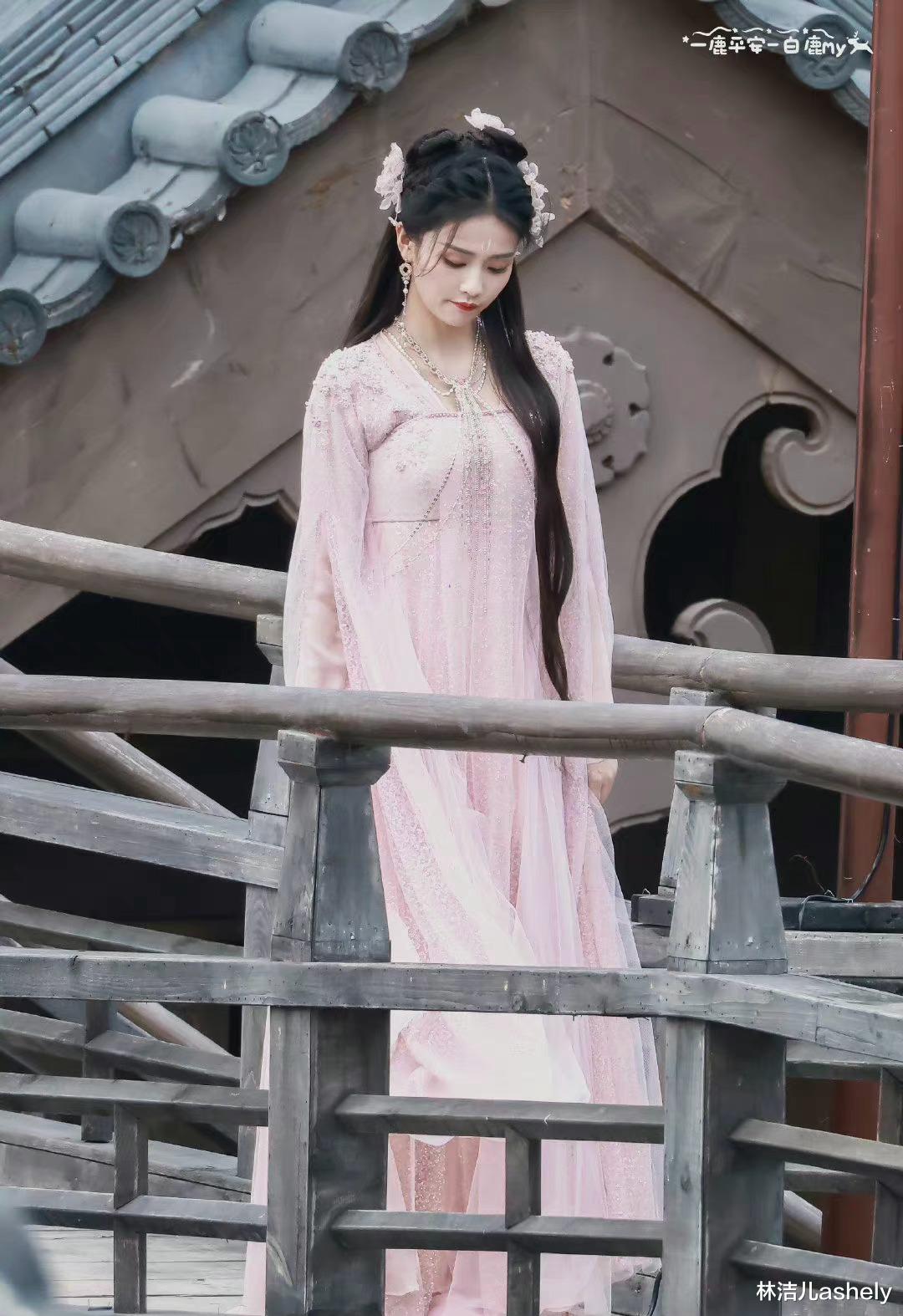 宋茜|白鹿成新晋古装女神，路透照战损妆飒气十足，小鹿眼更是楚楚动人