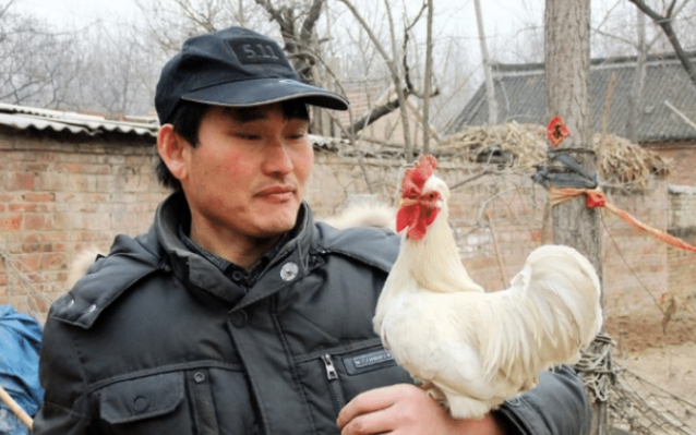 朱之文|朱之文被村民“吸血”10年，家里门还总被踹开，他为何不搬家？