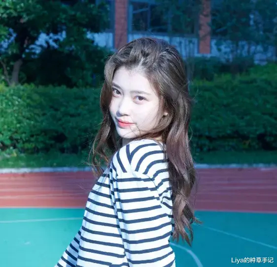 Liya的种草手记 卫衣 + 半裙 = 好看 + 高级