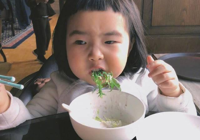 福林妈咪|如何阻止老人给孩子喂饭?别说自主进食好处有多少,没有用