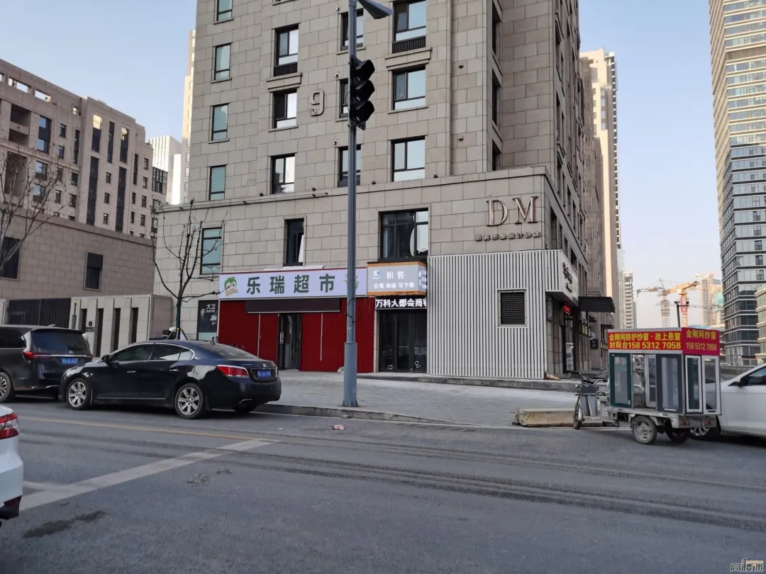 济南|浏览济南CBD核心区：地面道路尚未完全建好，高楼林立都市感强