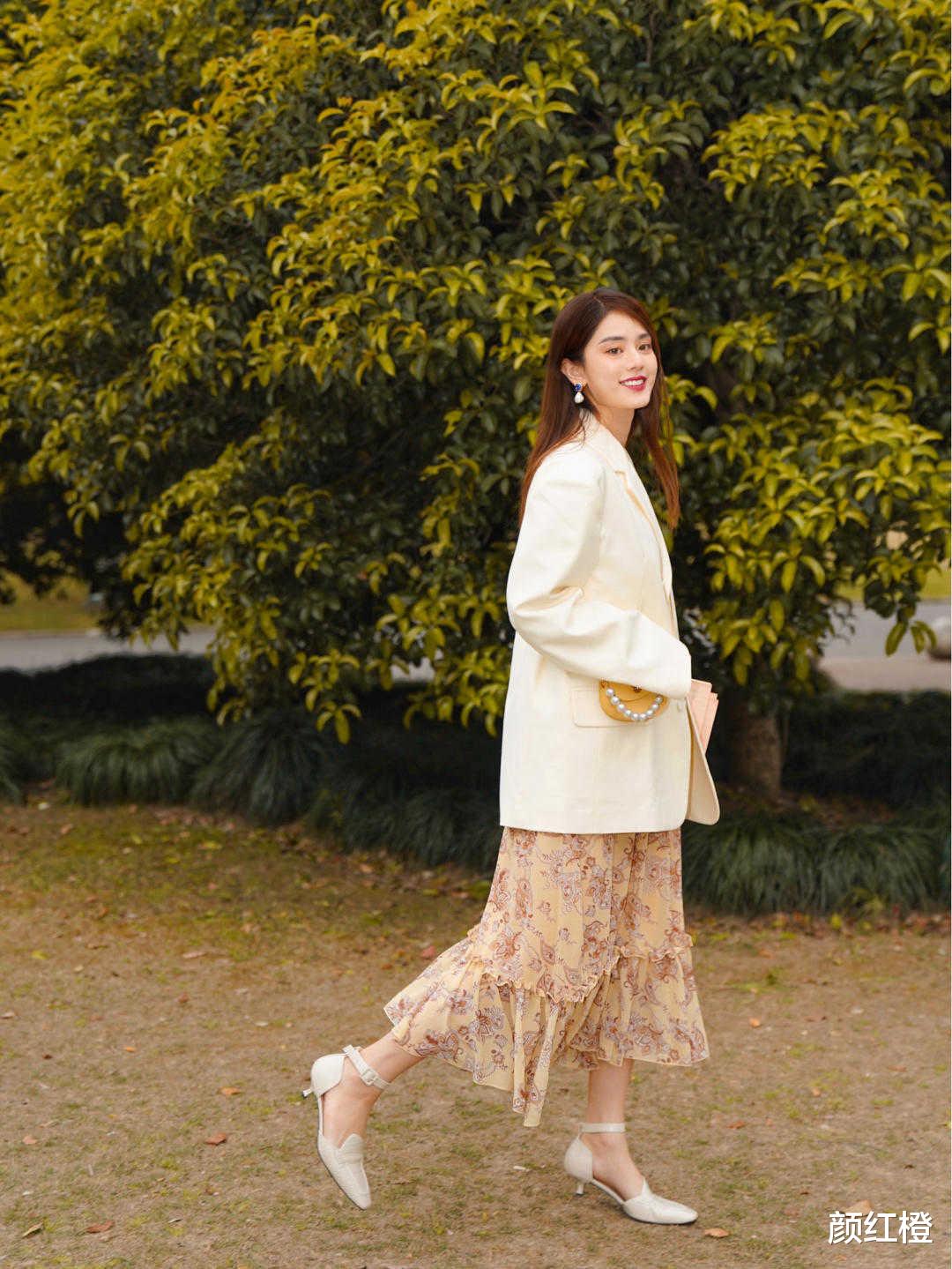 颜红橙 秋天火了一种穿法,叫“西装搭配连衣裙”,甜美温柔有气质,洋气