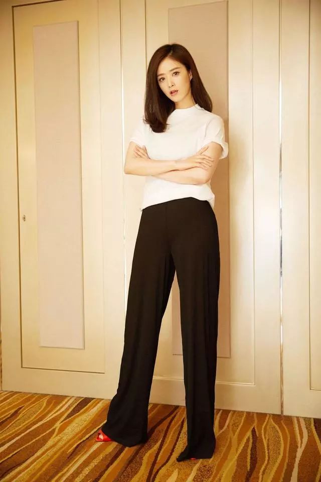 混搭时尚Anna|50岁钟丽缇美人不迟暮，虽然身材“微胖”，但女人味十足