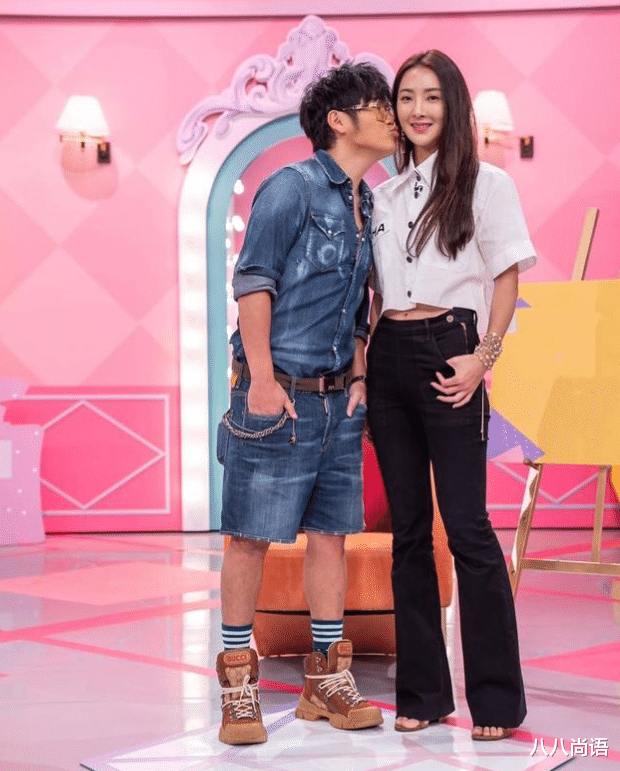 曹格|曹格妻子近照,毛衫配牛仔裤减龄又淑女,同框11岁女儿好似姐妹俩