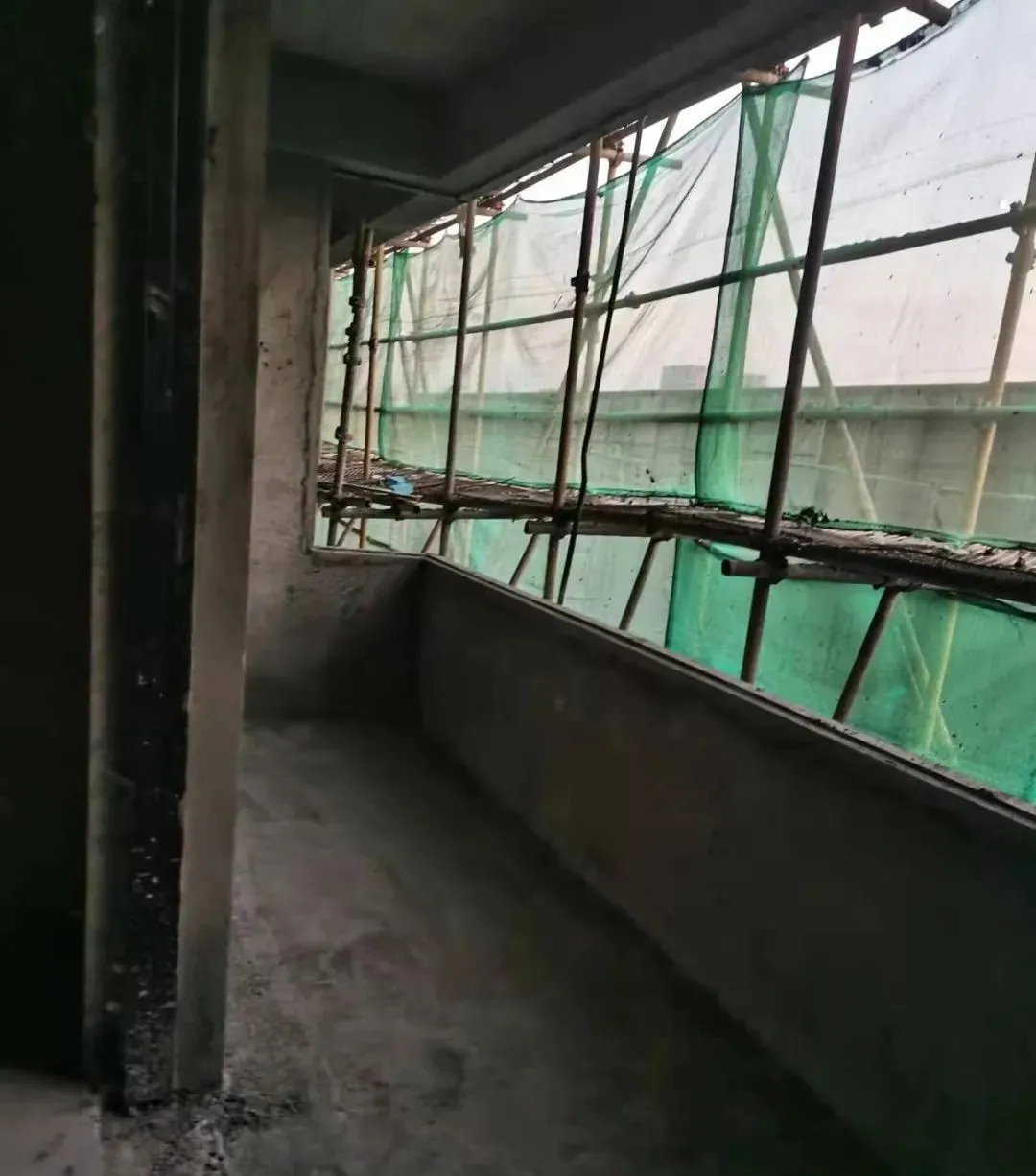 弘阳交付又遭维权!样板间落地窗变矮墙,业主直呼“上大当”