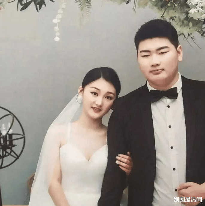 陈亚男|陈亚男18岁旧照曝光，身穿学士服神情严肃，其学历引网友质疑