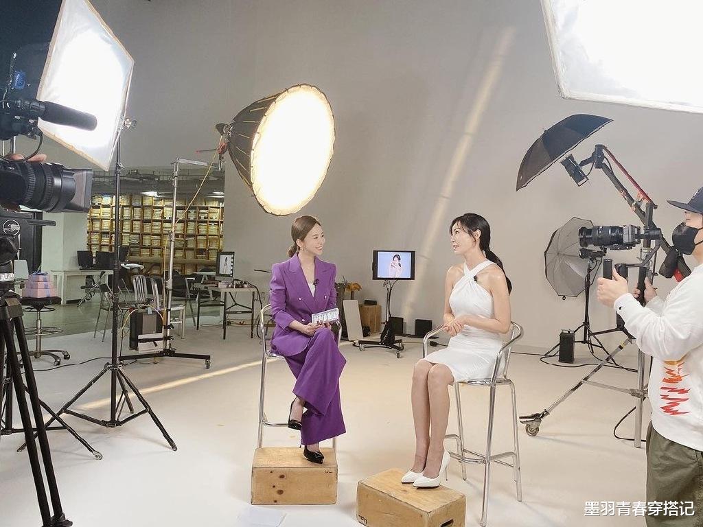 金素妍|堪称韩国魔女，金素妍一袭白色紧身裙现身，40岁身材比吉娜还耀眼