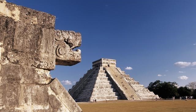 爱因斯坦 爱因斯坦曾有三个预言，两个已经实现，第三个预言至今无法验证