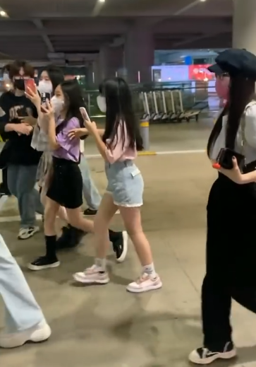 张译|伊能静和儿子现身机场被冷落，恩利出道6天收获大批粉丝追捧